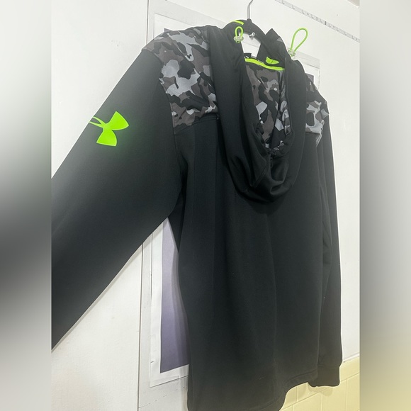 Loose. Medium Under Armour 1/4 zip pullover hoodie for men’s - Picture 3 of 6